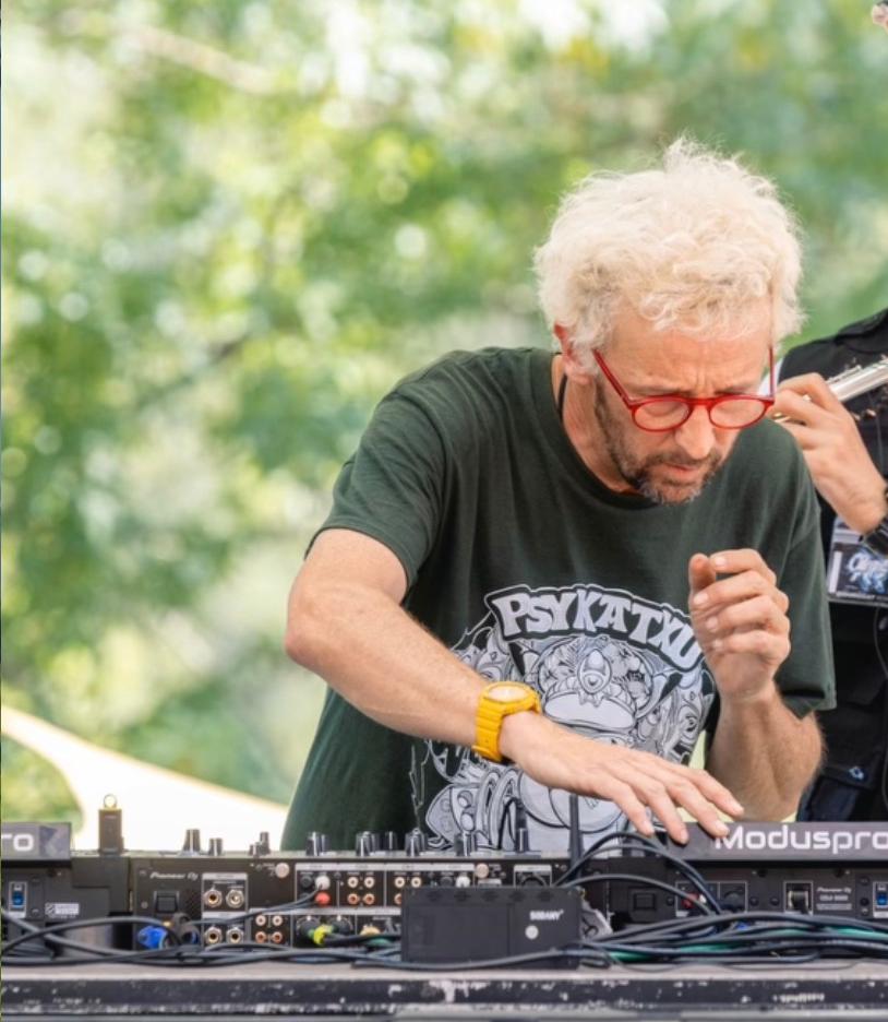 Álvaro Solache pinchando en un escenario al aire libre, con camiseta de PSYKATXU